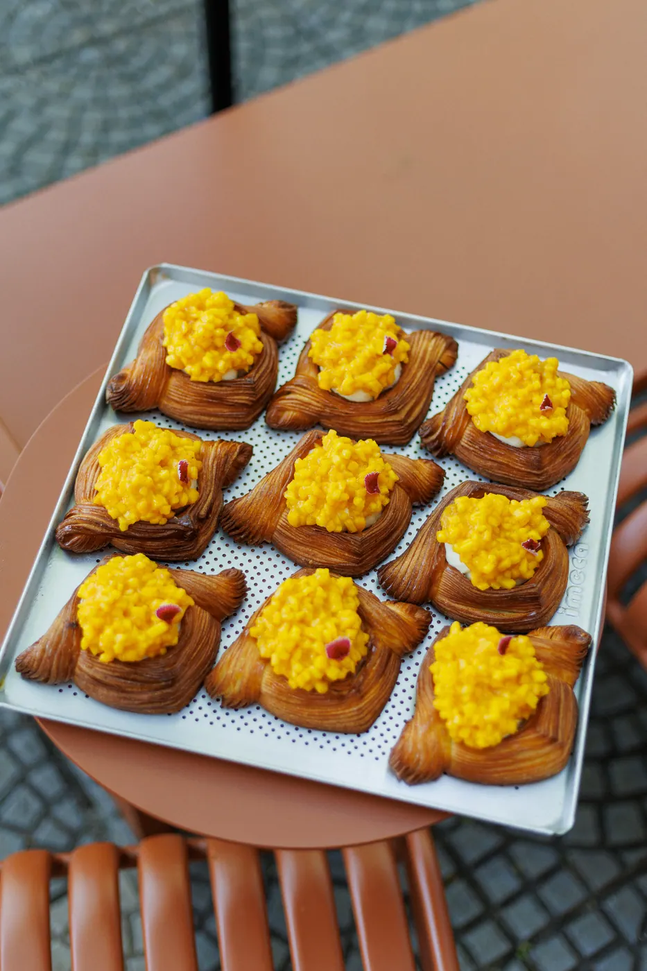 Bandeja de danishes de manga sobre mesa vermelha